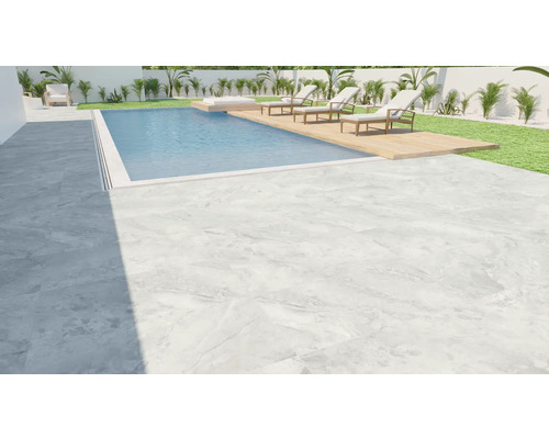 Aussenbereich mit Schwimmbad, Liegestühlen und Steinplatten