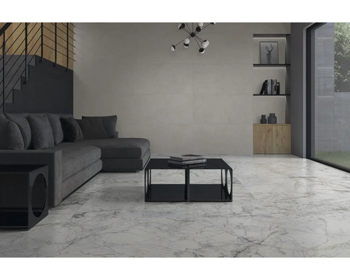 Modernes Wohnzimmer mit Marmorfliesen, Sofa, Couchtisch und Treppe