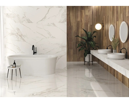 Salle de bain avec baignoire, lavabos et carrelage en marbre