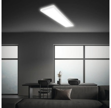 Wohnzimmer mit Esstisch und rechteckiger LED-Deckenleuchte