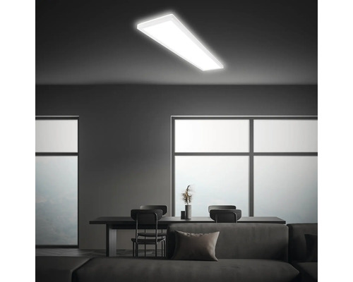 Wohnzimmer mit Esstisch und rechteckiger LED-Deckenleuchte