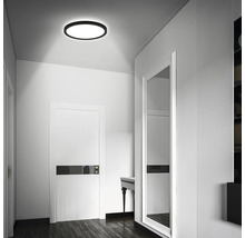 Deckenleuchte im Flur eines Hauses.