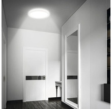 Flur mit Deckenleuchte, Tür und Spiegel