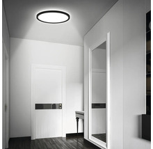 Image d''un couloir lumineux avec un plafonnier rond