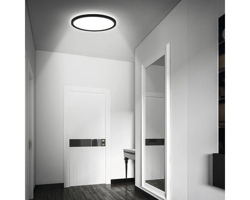 Image d''un couloir lumineux avec un plafonnier rond