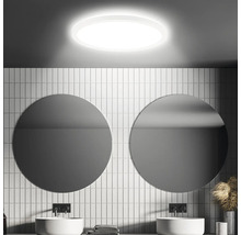 Salle de bain avec miroirs ronds, lavabos et plafonnier rond