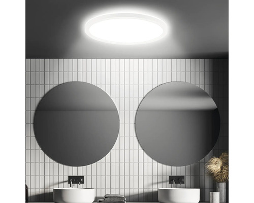 Salle de bain avec miroirs ronds, lavabos et plafonnier rond