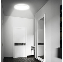 Couloir avec plafonnier, porte et miroir