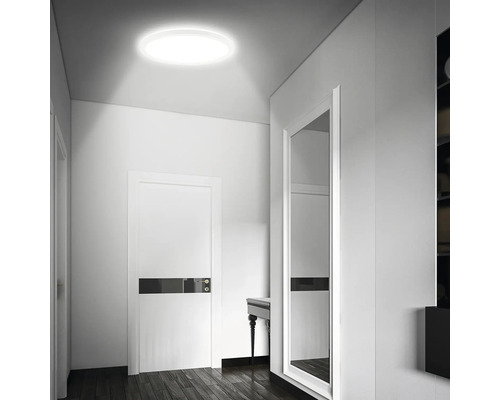 Couloir avec plafonnier, porte et miroir