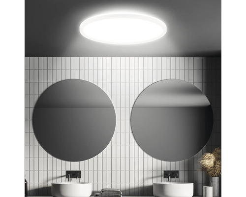 Badezimmer mit runden Spiegeln, weißen Fliesen und runder Deckenleuchte