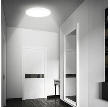 Szene eines hellen Flurs mit einer runden Deckenleuchte