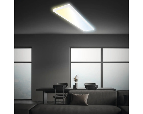 Moderne Wohnraum-Szene mit minimalistischem Design, Esstisch und flacher Deckenleuchte