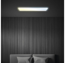 Helle Schlafzimmerbeleuchtung mit horizontaler Deckenleuchte über dem Kopfteil des Bettes.