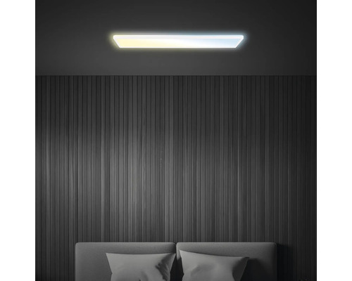 Helle Schlafzimmerbeleuchtung mit horizontaler Deckenleuchte über dem Kopfteil des Bettes.