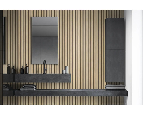 Salle de bain avec lavabo, miroir, armoire et mur en lambris bois