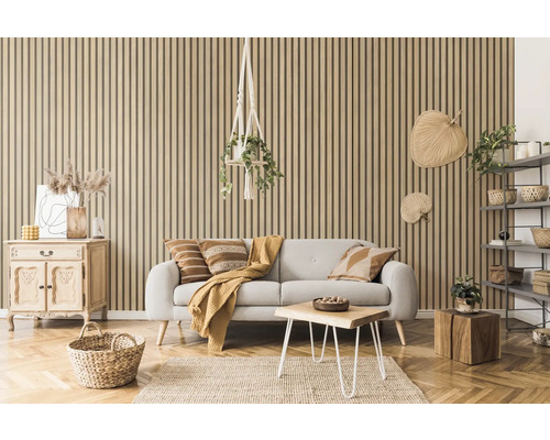 Salon avec mur lambrissé, canapé et table en bois