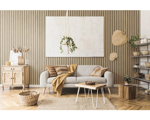 Salon avec mur en lambris, canapé et table en bois