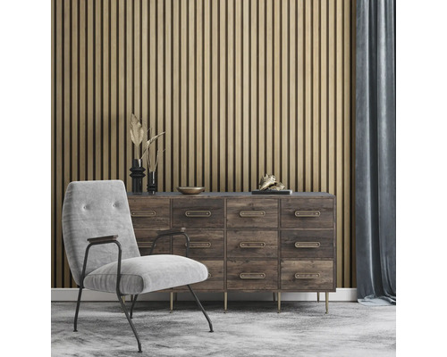 Intérieur avec mur en lamelles de bois, commode et fauteuil