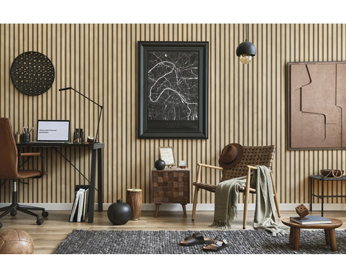Pièce lumineuse avec lambris en bois, bureau, chaise et éléments décoratifs pour une ambiance moderne.