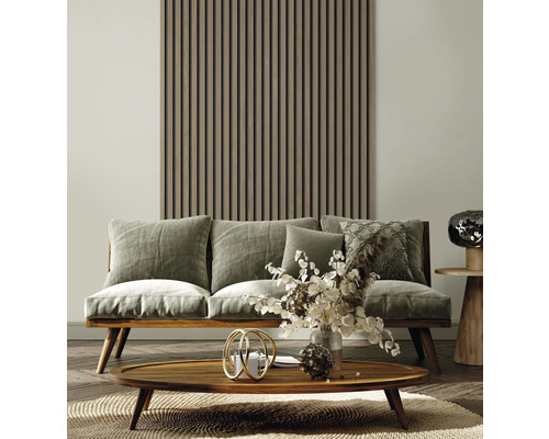 Salon avec mur en lamelles de bois, canapé et table en bois