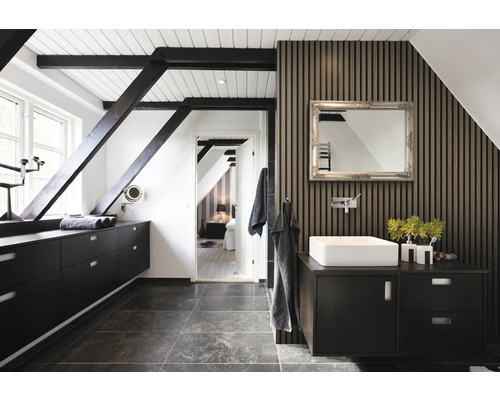 Salle de bains lumineuse avec lavabo, miroir et revêtement mural en bois