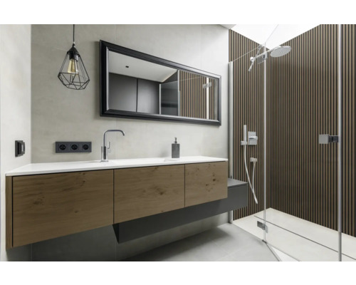 Salle de bain avec lavabo, miroir, douche et mur à lamelles