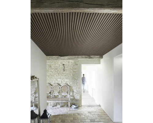 Photo d''intérieur d''un couloir avec revêtement de plafond en bois, murs en pierre et banc