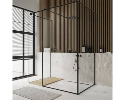 Salle de bains moderne avec cabine de douche à cadre foncé, éléments en bois et fenêtre avec stores