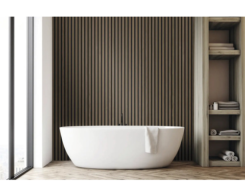 Salle de bain avec baignoire îlot, lambris en bois et étagère