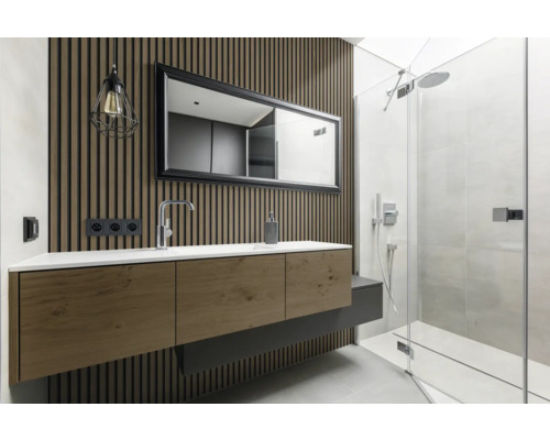 Salle de bain moderne avec mur en lambris, lavabo, miroir et cabine de douche.