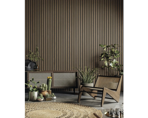 Salon avec panneaux acoustiques au mur, un buffet, un fauteuil et diverses plantes.