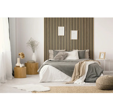 Schlafzimmer mit Doppelbett, Holzpaneelwand und Beistelltischen