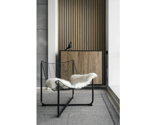 Einrichtungsszene mit modernem Stuhl, Teppich und Holzvertäfelung