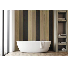 Modernes Badezimmer mit freistehender Badewanne, Holzpaneelwand und Regal