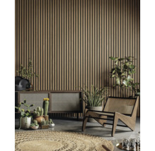 Raumansicht mit Holzpaneelwand, Sessel, Teppich, Sideboard und Zimmerpflanzen für ein gemütliches Ambiente.