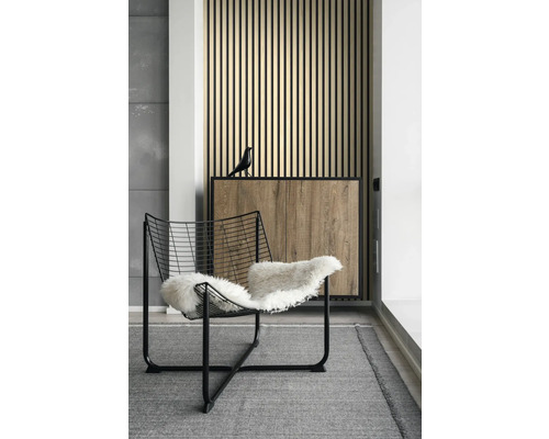 Scène de salon avec tapis, fauteuil avec fourrure et lambris en bois