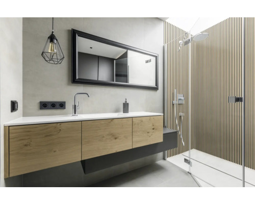 Salle de bain moderne avec lavabo, miroir et douche