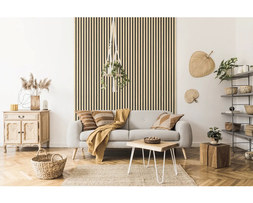 Salon avec canapé, panneaux muraux en bois et décorations pour une ambiance chaleureuse