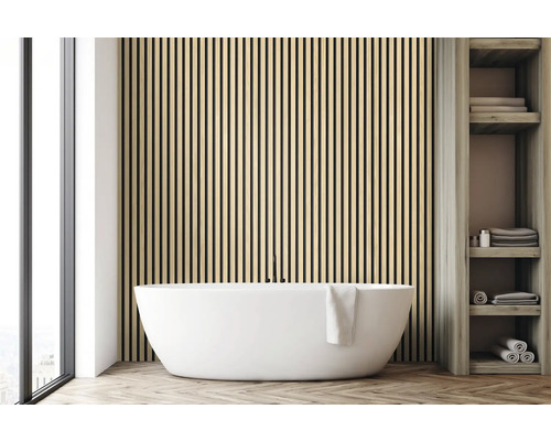 Salle de bains avec baignoire îlot, mur à panneaux de bois et étagère en bois