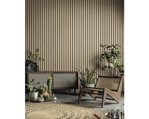 Salon avec panneaux muraux, commode, fauteuil, tapis et plantes