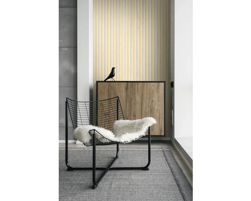 Pièce lumineuse avec fauteuil, tapis et panneaux muraux