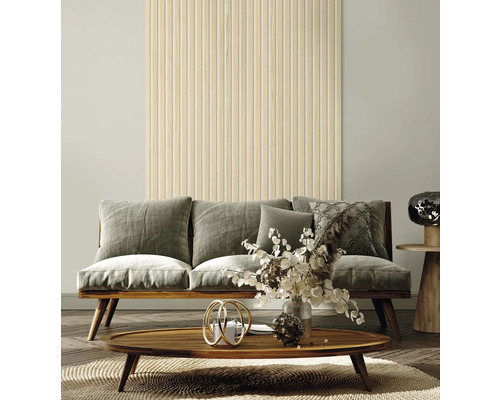 Salon avec canapé, table basse et panneau mural