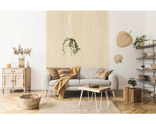 Salon avec canapé, table en bois, commode et panneaux muraux