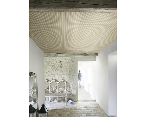 Photo d''intérieur d''un couloir avec plafond en bois, mur en pierre et banc