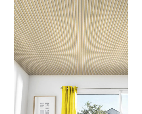 Plafond avec panneaux de bois dans une pièce lumineuse.