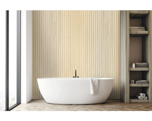 Salle de bains avec baignoire îlot, mur en lambris et étagère