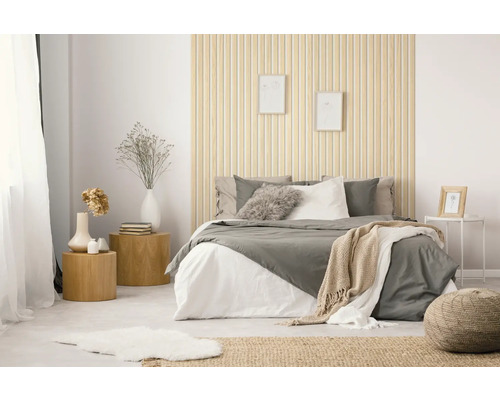 Chambre avec lit, tables de chevet et éléments décoratifs pour une ambiance claire et conviviale.