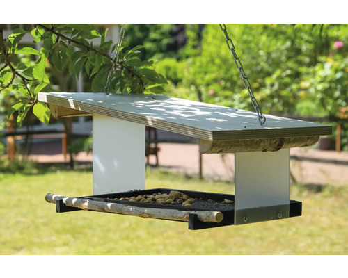 Hängendes Vogelhaus mit Futter