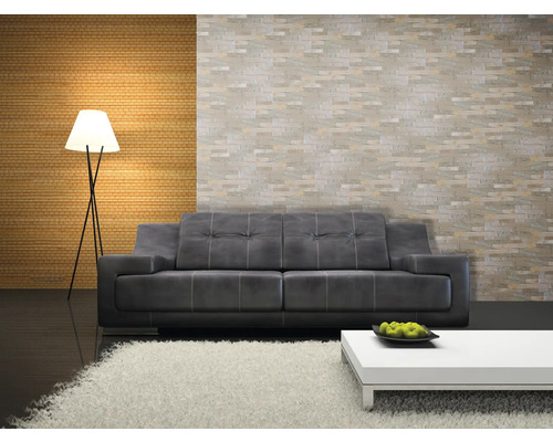 Wohnzimmer mit Sofa, Stehlampe und Couchtisch auf einem Teppich