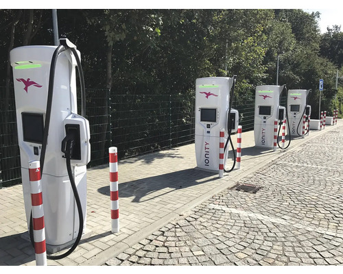 Mehrere Ladestationen für Elektroautos in einer Reihe